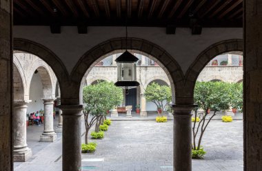 Meksika 'daki eski tarihi binanın avlusu.