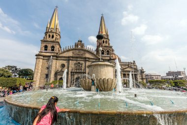 GUADALAJARA, MEXICO - 1 Ocak 2016 - Main Cathedral 'in önündeki çeşme. Gudalajara, Meksika 'nın Jalisco eyaletinin başkenti ve Guadalajara belediyesinin merkezi olan şehir.