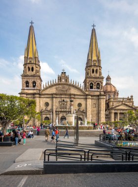 GUADALAJARA, MEXICO - 1 Ocak 2016 - Main Cathedral 'in önündeki çeşme. Gudalajara, Meksika 'nın Jalisco eyaletinin başkenti ve Guadalajara belediyesinin merkezi olan şehir.
