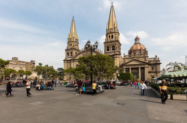 GUADALAJARA, MEXICO - 1 Ocak 2016 - Main Cathedral 'in önündeki çeşme. Gudalajara, Meksika 'nın Jalisco eyaletinin başkenti ve Guadalajara belediyesinin merkezi olan şehir.