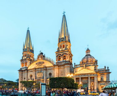 Arka planda Aziz Peter ve Paul Katedrali manzarası