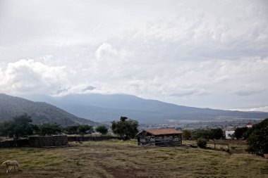 Bulutlu ve mavi gökyüzü olan dağ manzarası