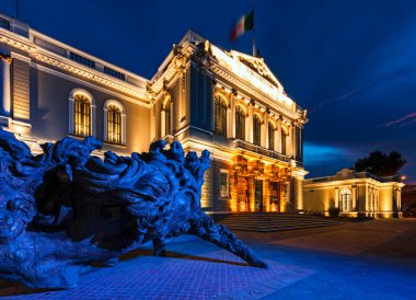 Gece üniversite binası. Gudalajara, Meksika 'nın Jalisco eyaletinin başkenti ve en büyük şehridir.. 
