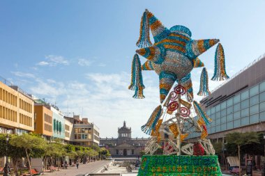 GuADALAJARA, MEXICO - 1 Ocak 2016 - Gece Hidalgo Caddesi 'ndeki büyük noel süslemesi (pinata). Gudalajara, Meksika 'nın Jalisco eyaletinin başkenti ve en büyük şehridir..