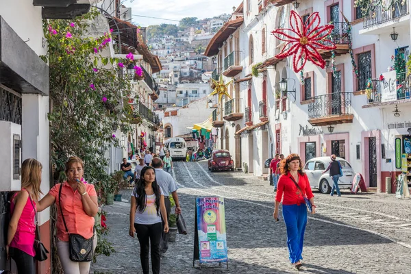 スペインのバルセロナ市を歩く人々のグループは — ストック写真