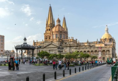 GuADALAJARA, MEXICO - 1 Ocak 2016 - Akşam karanlığında Ana Katedral. Gudalajara, Meksika 'nın Jalisco eyaletinin başkenti ve en büyük şehridir..