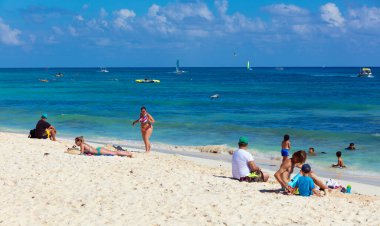 Yazın plajda bir grup insan