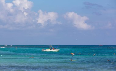 Playa del Carmen, Meksika - 7 Ocak 2016 - Meksika 'daki Playa del Carmen' in güzel plajı. Şehir, Riviera Maya 'daki coğrafi konumu nedeniyle geniş bir turistik faaliyet yelpazesine sahiptir..
