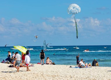 Sahilde bir grup insan.