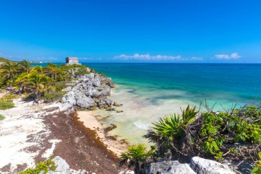 Mavi gökyüzünün arka planında deniz ve plajın güzel manzarası