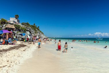 Playa del Carmen, Meksika - 7 Ocak 2016 - Meksika 'daki Playa del Carmen' in güzel plajı. Şehir, Riviera Maya 'daki coğrafi konumu nedeniyle geniş bir turistik faaliyet yelpazesine sahiptir..