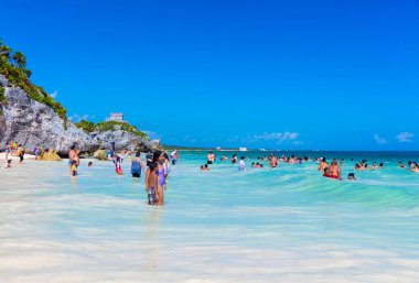 Playa del Carmen, Meksika - 7 Ocak 2016 - Meksika 'daki Playa del Carmen' in güzel plajı. Şehir, Riviera Maya 'daki coğrafi konumu nedeniyle geniş bir turistik faaliyet yelpazesine sahiptir..