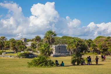 CHICHEN ITZA, MEXICO - 5 Ocak 2016: Tanımlanamayan turistler Maya harabelerini ziyaret ediyorlar. Chichen Itza en büyük Maya şehirlerinden biriydi ve büyük ihtimalle efsanevi büyük şehirlerden biriydi..