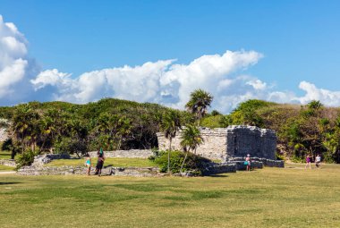 CHICHEN ITZA, MEXICO - 5 Ocak 2016: Tanımlanamayan turistler Maya harabelerini ziyaret ediyorlar. Chichen Itza en büyük Maya şehirlerinden biriydi ve büyük ihtimalle efsanevi büyük şehirlerden biriydi..
