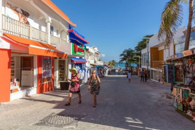 Turistik şehirde geleneksel cadde