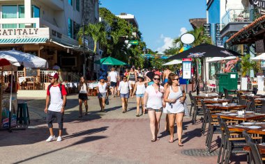 Yazın sokaktaki insanlar