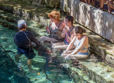 XCARET, MEXICO - 6 Ocak 2015 - Yucatan Yarımadası 'nın Karayipler kıyı şeridinde yer alan bir Maya uygarlığı arkeolojik alanı olan Xcaret' te köpekbalığı gösterisi.