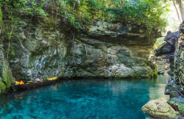 Nehir ve kayalarla güzel tropikal bir manzara.