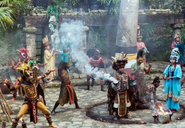 XCARET, MEXICO - 6 Ocak 2016 - Yucatan Yarımadası 'nın Karayipler kıyısındaki bir medeniyet arkeolojik alanı olan Xcaret' te gösteriden önce uçan adamlar. 