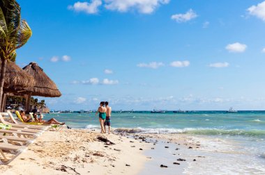 Plajda, tropik tatil köyünde genç bir çift