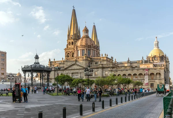 GuADALAJARA, MEXICO - 1 Ocak 2016 - Akşam karanlığında Ana Katedral. Gudalajara, Meksika 'nın Jalisco eyaletinin başkenti ve en büyük şehridir..