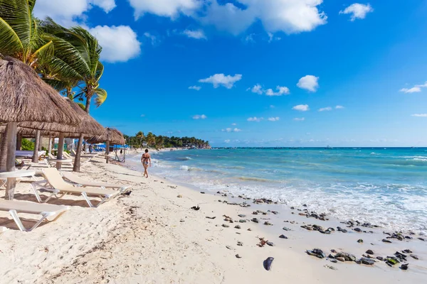 Hermosa Playa Tropical Mar Con Palmeras Coco Cielo Azul — Foto de Stock