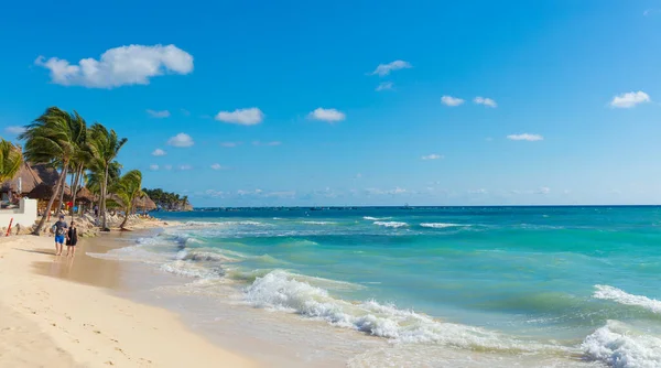 Playa Tropical Con Palmeras Cielo Azul — Foto de Stock