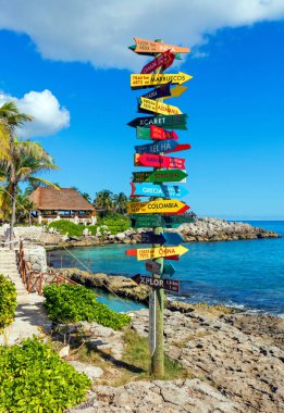 Meksika kıyı şeridinde (Riviera maya) birçok farklı ülkeye uzaklığı olan komik yön işareti)