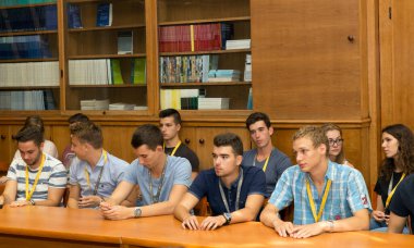 BUDAPEST, HUNGARY - 02 Eylül 2015: Budapeşte 'deki ELTE konferans salonunda kimliği belirsiz öğrenciler. Eotvos Lorand Üniversitesi (ELTE) Macaristan 'ın en büyük ve en eski üniversitesidir..