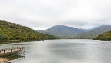 Dağlardaki göl manzarası