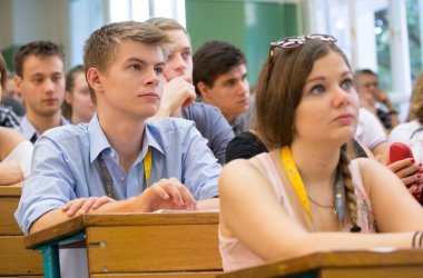 BUDAPEST, HUNGARY - 02 Eylül 2015: Budapeşte 'deki ELTE konferans salonunda kimliği belirsiz öğrenciler. Eotvos Lorand Üniversitesi (ELTE) Macaristan 'ın en büyük ve en eski üniversitesidir..