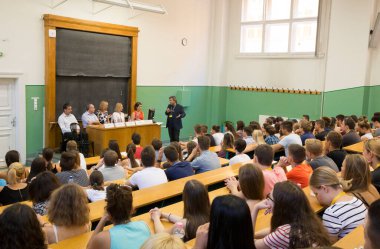 BUDAPEST, HUNGARY - 02 Eylül 2015: Budapeşte 'deki ELTE konferans salonunda kimliği belirsiz öğrenciler. Eotvos Lorand Üniversitesi (ELTE) Macaristan 'ın en büyük ve en eski üniversitesidir..