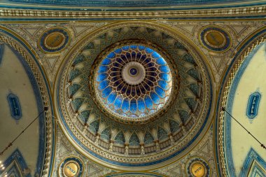 SZEGED, HUNGARY - 6 Temmuz 2016: Szeged Sinagogu İçişleri. 1907 yılında Yahudi Macar mimar Lipot Baumhorn tarafından tasarlanmış bir binadır.