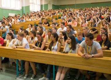 BUDAPEST, HUNGARY - 02 Eylül 2015: Budapeşte 'deki ELTE konferans salonunda kimliği belirsiz öğrenciler. Eotvos Lorand Üniversitesi (ELTE) Macaristan 'ın en büyük ve en eski üniversitesidir..