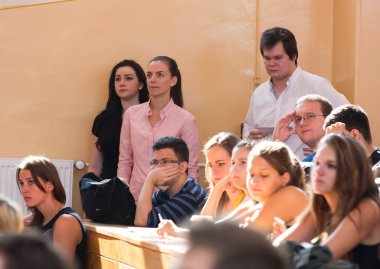 BUDAPEST, HUNGARY - 02 Eylül 2015: Budapeşte 'deki ELTE Üniversitesi' nin kimliği belirsiz öğrencileri ve öğretmenleri. Eotvos Lorand Üniversitesi (ELTE) Macaristan 'ın en büyük ve en eski üniversitesidir..