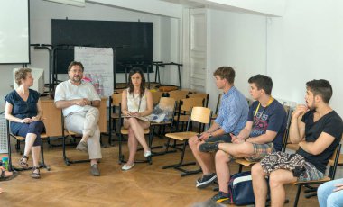 BUDAPEST, HUNGARY - 02 Eylül 2015: Budapeşte 'deki ELTE konferans salonunda kimliği belirsiz öğrenciler. Eotvos Lorand Üniversitesi (ELTE) Macaristan 'ın en büyük ve en eski üniversitesidir..