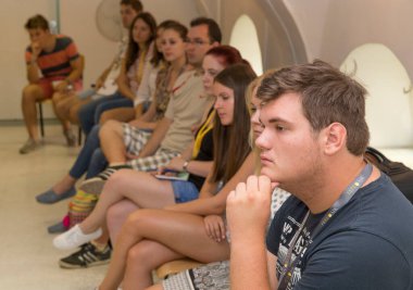 BUDAPEST, HUNGARY - 02 Eylül 2015: Budapeşte 'deki ELTE konferans salonunda kimliği belirsiz öğrenciler. Eotvos Lorand Üniversitesi (ELTE) Macaristan 'ın en büyük ve en eski üniversitesidir..