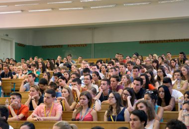 BUDAPEST, HUNGARY - 02 Eylül 2015: Budapeşte 'deki ELTE konferans salonunda kimliği belirsiz öğrenciler. Eotvos Lorand Üniversitesi (ELTE) Macaristan 'ın en büyük ve en eski üniversitesidir..