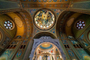 SZEGED, HUNGARY - 2 Ağustos 2018: Szeged 'de, Macar Hanımefendimiz Katedrali ve Adaklı Kilisenin İçi