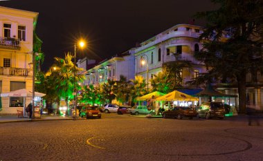 Monako şehrinin gece manzarası