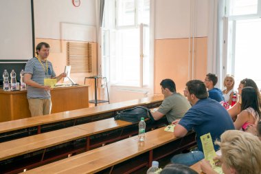 BUDAPEST, HUNGARY - 02 Eylül 2015: Budapeşte 'deki ELTE Üniversitesi' nin kimliği belirsiz öğrencileri ve öğretmenleri. Eotvos Lorand Üniversitesi (ELTE) Macaristan 'ın en büyük ve en eski üniversitesidir..