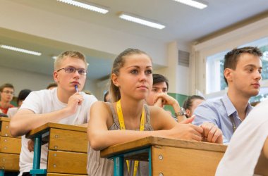 BUDAPEST, HUNGARY - 02 Eylül 2015: Budapeşte 'deki ELTE konferans salonunda kimliği belirsiz öğrenciler. Eotvos Lorand Üniversitesi (ELTE) Macaristan 'ın en büyük ve en eski üniversitesidir..