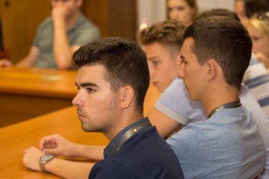 BUDAPEST, HUNGARY - 02 Eylül 2015: Budapeşte 'deki ELTE Üniversitesi' nin kimliği belirsiz öğrencileri ve öğretmenleri. Eotvos Lorand Üniversitesi (ELTE) Macaristan 'ın en büyük ve en eski üniversitesidir..