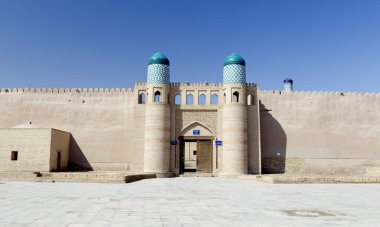 Minare ve din, Umman Muscat 'taki camide eski bir savunma.