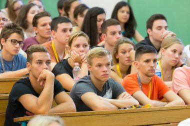 BUDAPEST, HUNGARY - 02 Eylül 2015: Budapeşte 'deki ELTE konferans salonunda kimliği belirsiz öğrenciler. Eotvos Lorand Üniversitesi (ELTE) Macaristan 'ın en büyük ve en eski üniversitesidir..