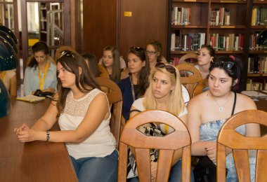BUDAPEST, HUNGARY - 02 Eylül 2015: Budapeşte 'deki ELTE Üniversitesi' nin kimliği belirsiz öğrencileri ve öğretmenleri. Eotvos Lorand Üniversitesi (ELTE) Macaristan 'ın en büyük ve en eski üniversitesidir..