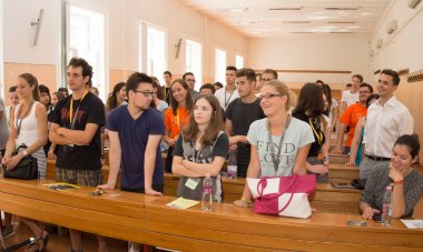 BUDAPEST, HUNGARY - 02 Eylül 2015: Budapeşte 'deki ELTE Üniversitesi' nin kimliği belirsiz öğrencileri ve öğretmenleri. Eotvos Lorand Üniversitesi (ELTE) Macaristan 'ın en büyük ve en eski üniversitesidir..