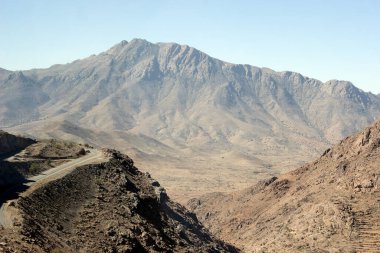 Çöldeki dağ manzarası