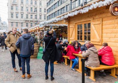 Eski Stockholm 'deki sokaktaki insanlar