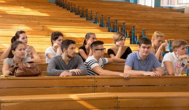 BUDAPEST, HUNGARY - 02 Eylül 2015: Budapeşte 'deki ELTE Üniversitesi' nin kimliği belirsiz öğrencileri ve öğretmenleri. Eotvos Lorand Üniversitesi (ELTE) Macaristan 'ın en büyük ve en eski üniversitesidir..